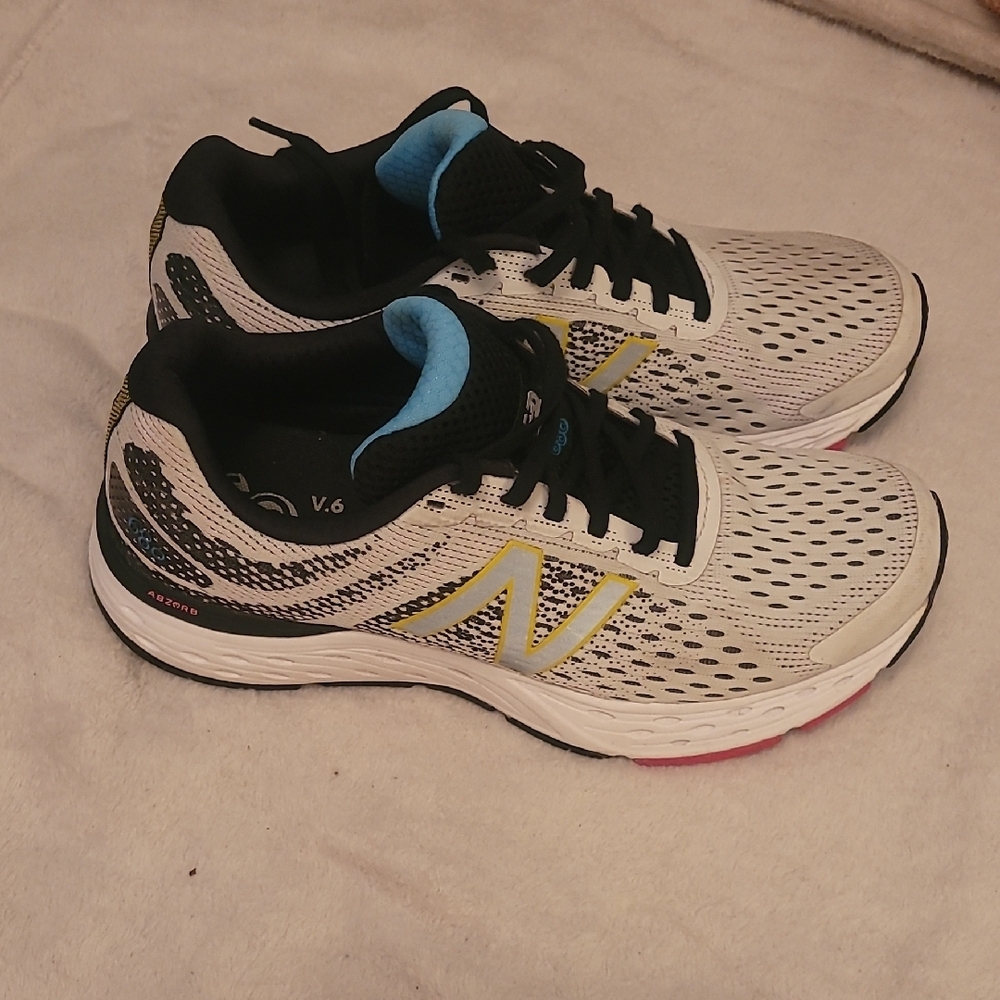 New Balance Athletic Shoes White and Black Breathable Mesh
